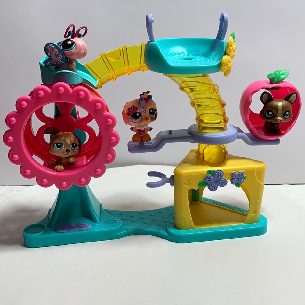 Littlest Pet Shop Playground w/4Pets